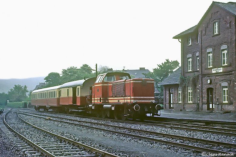 NHS V 63 erreicht am Nachmittag des 20.05.1970 Neheim-Hüsten West (Bild: Claus Hanack)